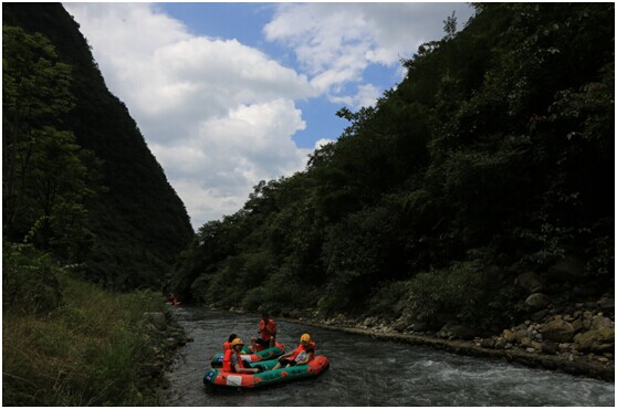 公司组织员工参加神龙峡避暑休闲游(图2)