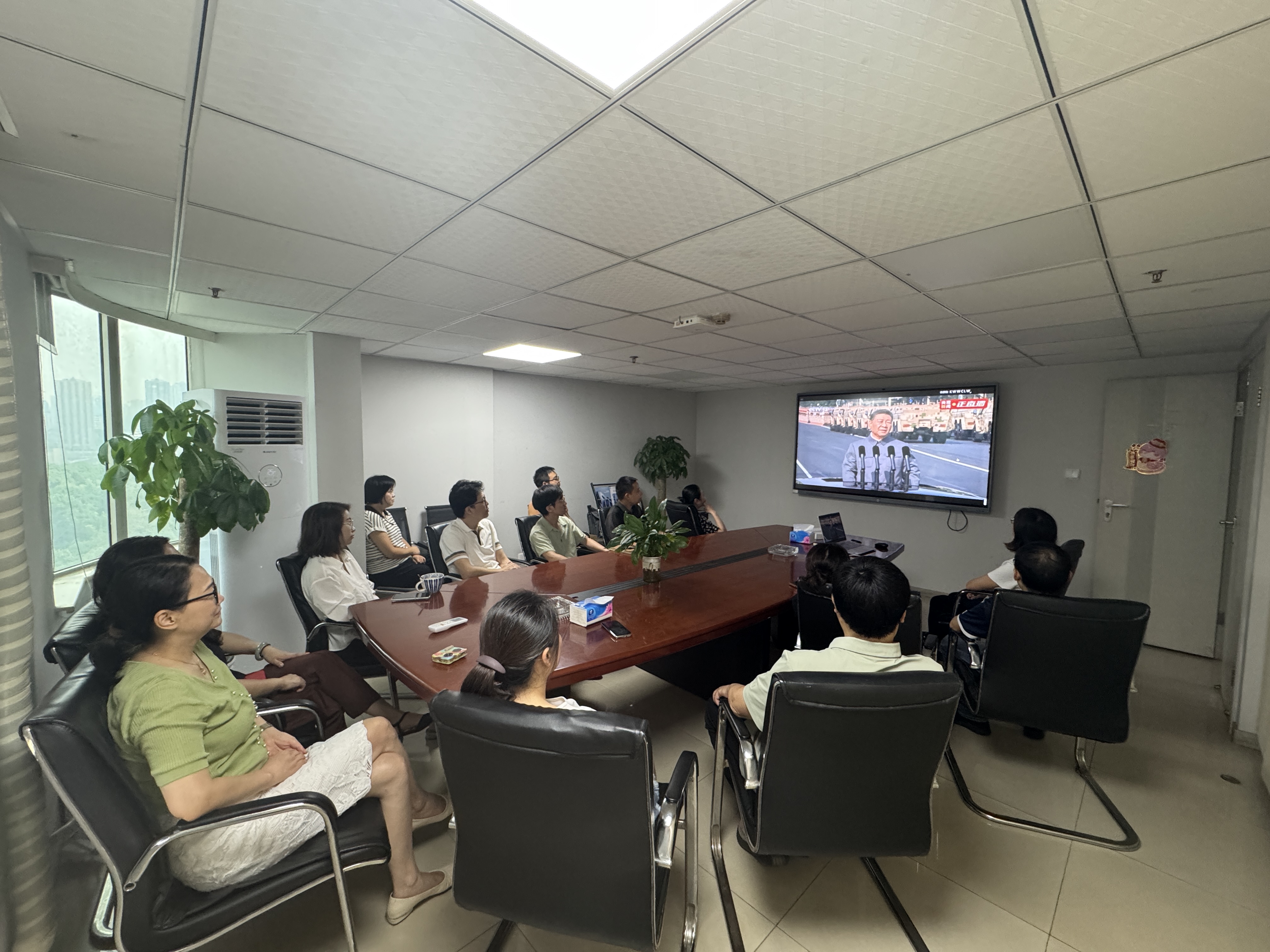 公司组织收看9.3阅兵仪式(图1)