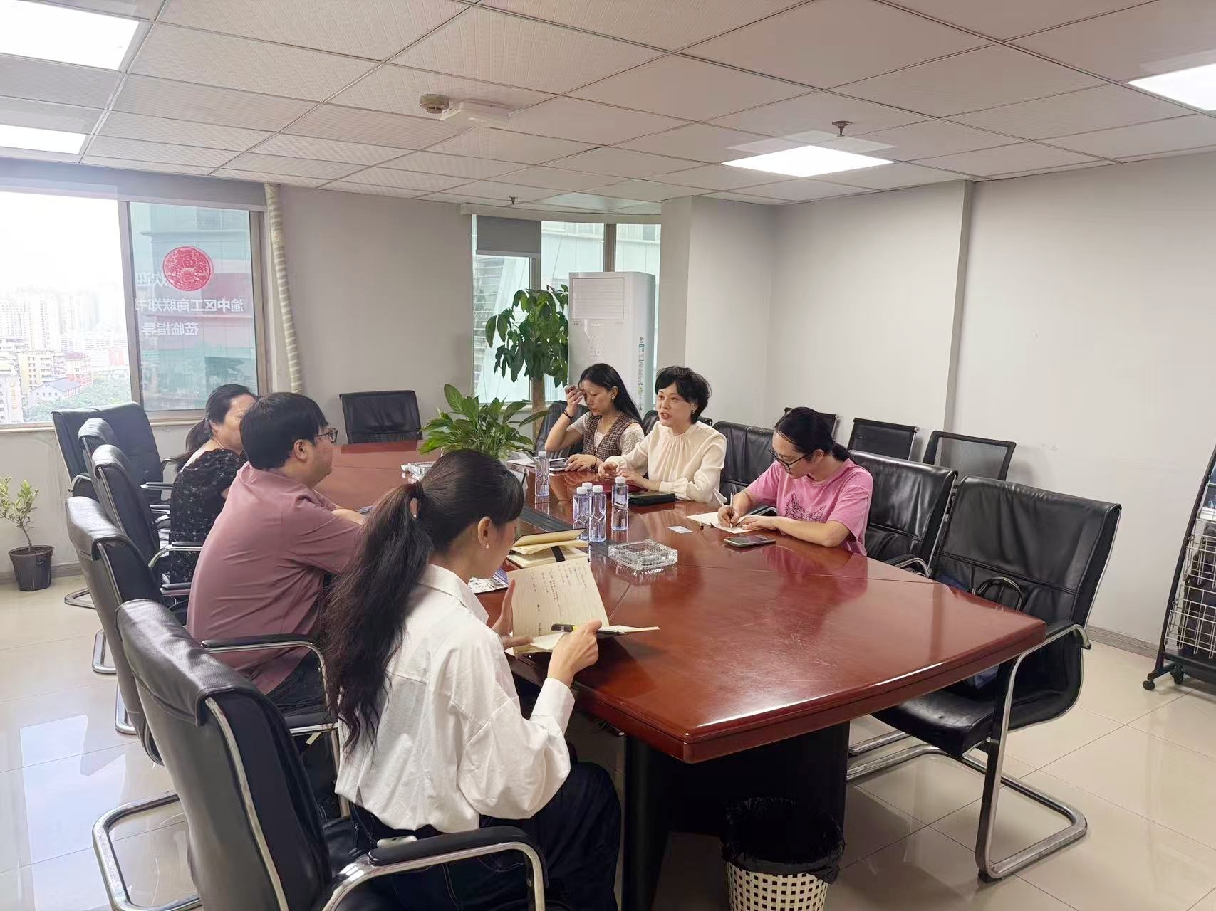 渝中区工商联郑书记莅临公司考察指导(图2)